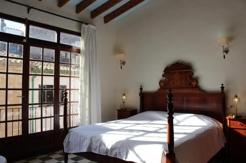 ein Schlafzimmer mit einem Bett und einem großen Fenster in der Unterkunft Sant Jaume in Alcúdia