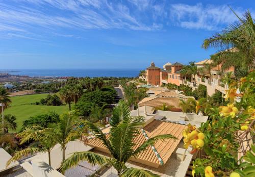 una vista aérea de un complejo con palmeras y el océano en Royal Garden Villas, Luxury Hotel, en Adeje