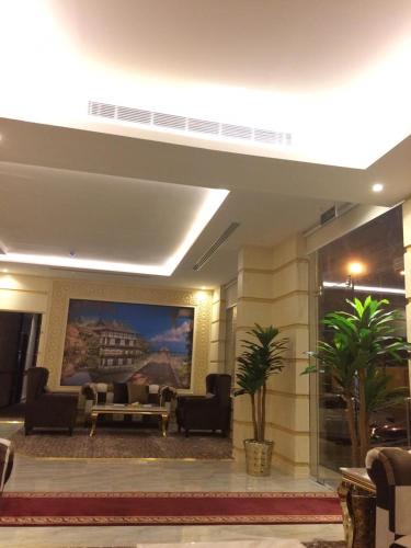 un hall d'entrée avec un canapé, des fauteuils et un tableau dans l'établissement اوراد رويال 1, à Riyad