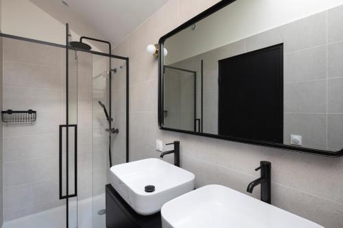 Ett badrum på Maison Castellio by Cocoonr