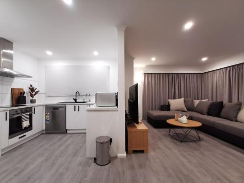 オアマルにあるHello Seaview! 4 BRs House in Central Location!のキッチン、リビングルーム(ソファ、テーブル付)