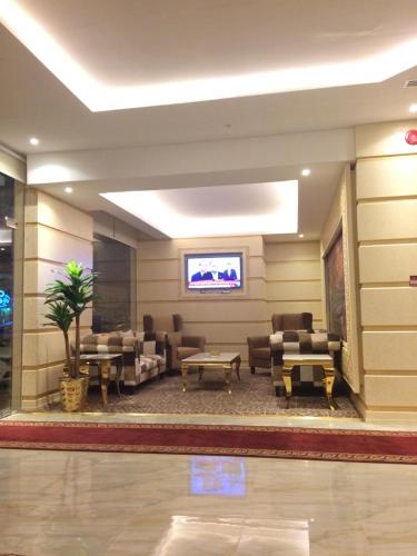 - un hall avec une salle d'attente meublée et une télévision dans l'établissement اوراد رويال 1, à Riyad