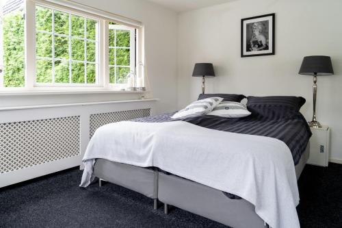 a bedroom with a bed and a window at CENTRUM-MARIASTRAAT-APELDOORN in Apeldoorn