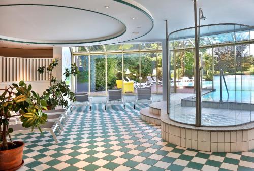 eine Lobby mit einem Pool in einem Gebäude in der Unterkunft Hotel Marko in Sankt Kanzian am Klopeiner See