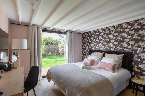 - une chambre avec un grand lit et une fenêtre dans l'établissement Maison Castellio by Cocoonr, à Rennes