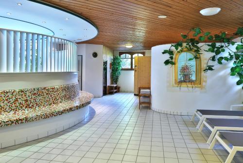 eine Lobby eines Restaurants mit einer Treppe in der Unterkunft Hotel Marko in Sankt Kanzian am Klopeiner See