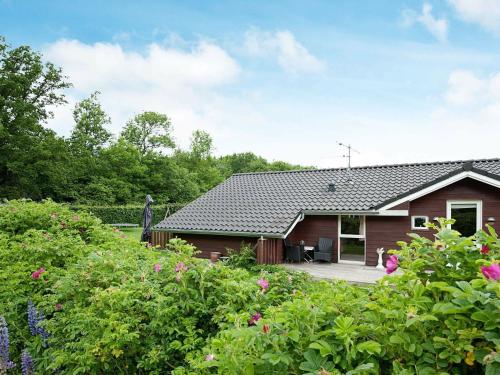 Sønderbyにある8 person holiday home in Juelsmindeの前庭付きの家