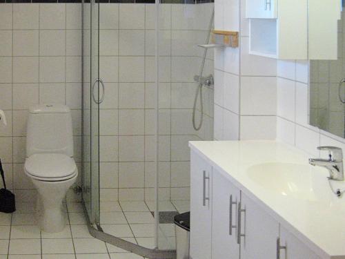 ein Bad mit einer Dusche, einem WC und einem Waschbecken in der Unterkunft Four-Bedroom Holiday home in Follafoss in Vølset