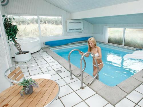 Swimmingpoolen hos eller tæt på 12 person holiday home in Blokhus