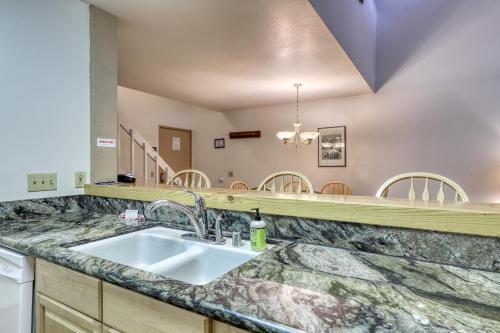 een badkamer met een wastafel en een spiegel bij The Summit 276 in Mammoth Lakes