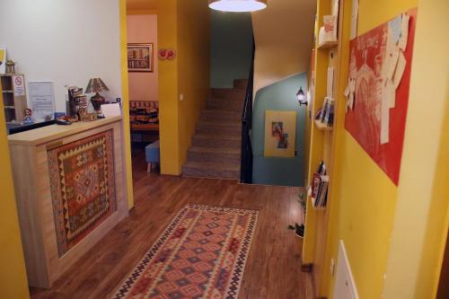 um corredor com um tapete no chão e uma escada em Hotel Logavina 8 Garage Parking em Saraievo