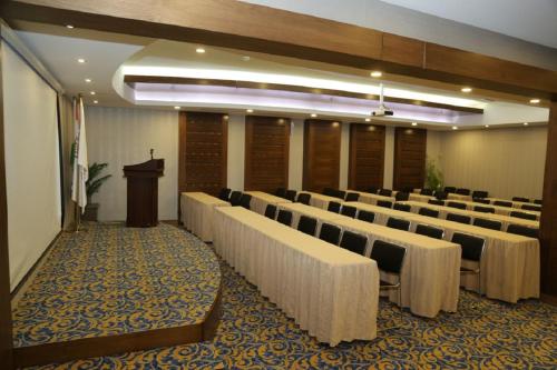 Der Geschäftsbereich oder Konferenzraum in der Unterkunft Erbil Quartz Hotel