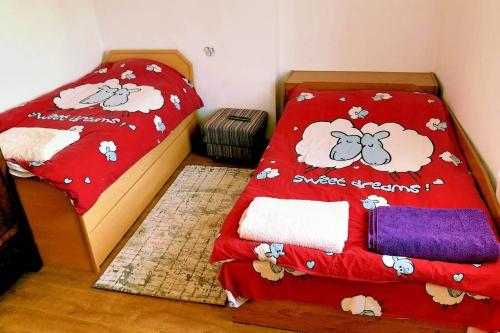 Un ou plusieurs lits dans un hébergement de l'établissement Нouse with cute little yard