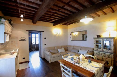 a living room with a couch and a table at La Locanda del Moro in Pieve Fosciana