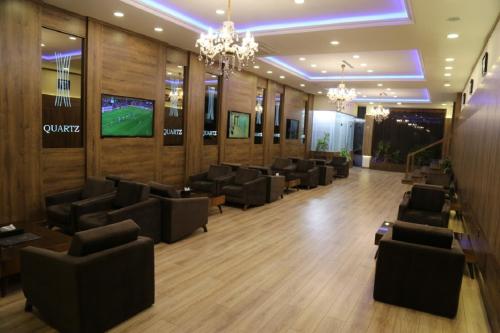 Lounge o bar area sa Erbil Quartz Hotel