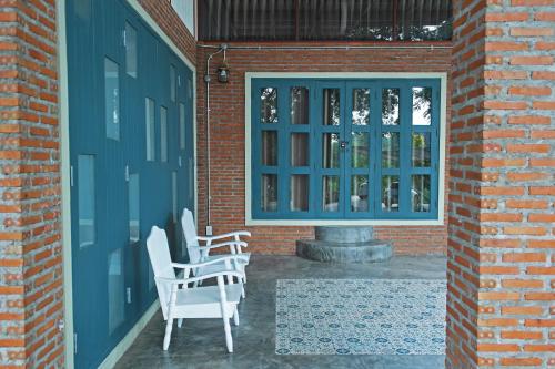 a group of chairs sitting on a patio at บ้านก้ามปู อุทัยธานี in Ban Nong Nam Khan