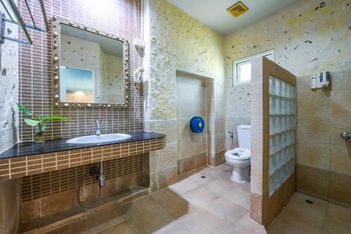 Vonios kambarys apgyvendinimo įstaigoje Suan Palm Garden View