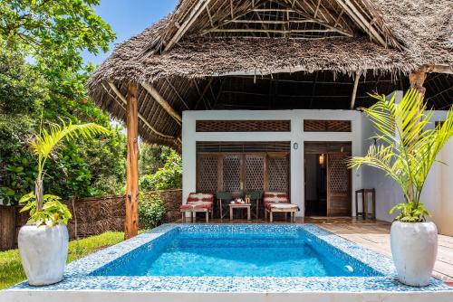 Piscina de la sau aproape de Pongwe Beach Hotel