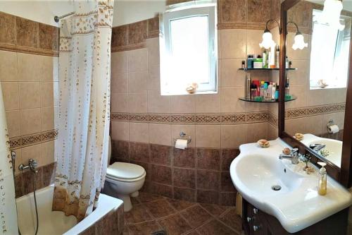 Kylpyhuone majoituspaikassa Fiorela maisonette