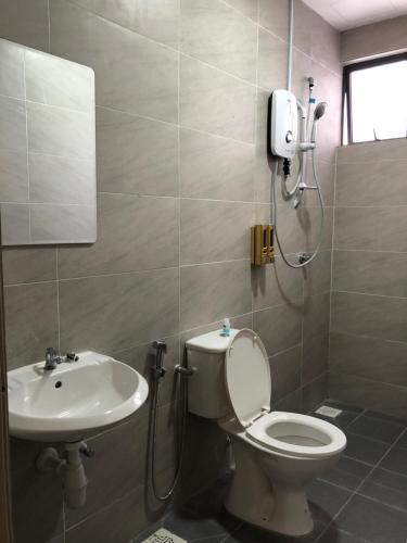 a bathroom with a toilet and a sink at KJ Homestay Casa Kayangan in Ipoh