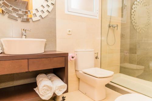 Et badeværelse på Golden Gardens Duplex Apartment Javea Arenal by Rock Rentals