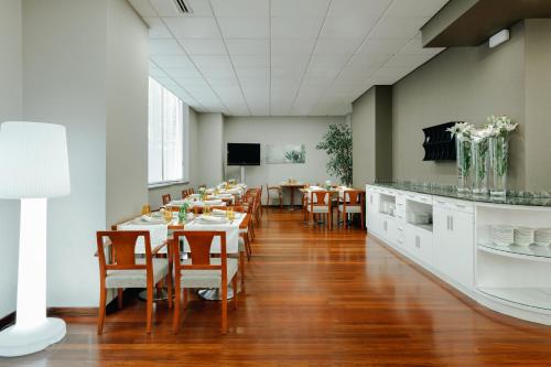a large dining room with tables and chairs at Hesperia Vigo in Vigo