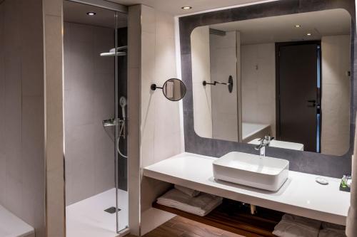 La salle de bains est pourvue d'un lavabo et d'un miroir. dans l'établissement Hotel Nord 1901, à Gérone