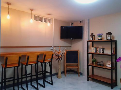 Una televisión o centro de entretenimiento en Baan U-Sabai บ้านอยู่สบาย