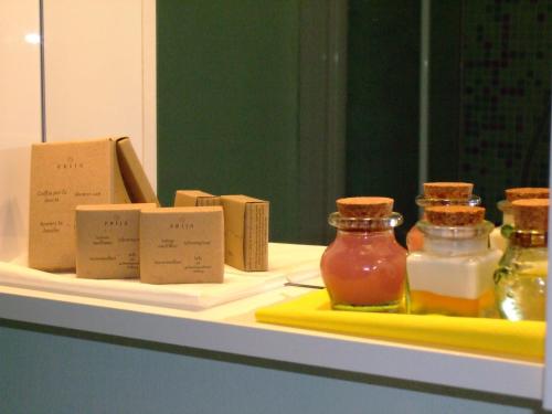 a counter with jars of honey on a shelf at Tre Girasoli in Monte San Savino