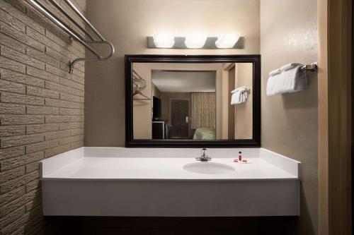 Ένα μπάνιο στο Days Inn by Wyndham Hardeeville/ I-95 State Line