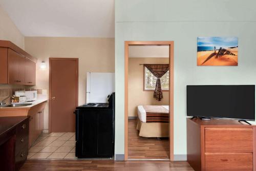 Kuchyň nebo kuchyňský kout v ubytování Thriftlodge Edmonton