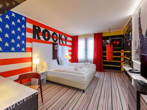 a bedroom with an american flag painted on the wall at Mercure Hotel Wiesbaden City in Wiesbaden