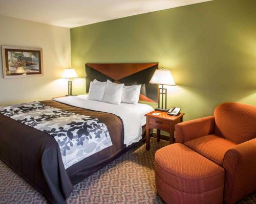 Habitación de hotel con cama y silla en Sleep Inn & Suites Oakley I-70, en Oakley