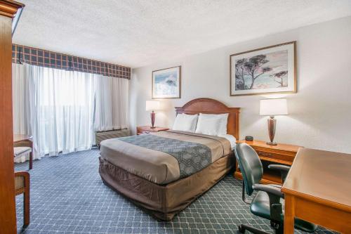 เตียงในห้องที่ North Miami Beach Gardens Inn & Suites