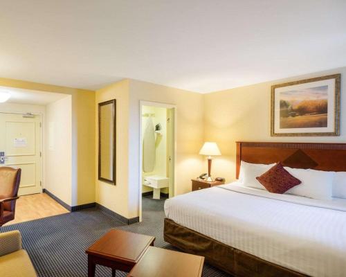 Postel nebo postele na pokoji v ubytování Mainstay Suites Dover