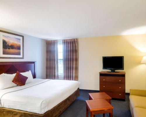Katil atau katil-katil dalam bilik di Mainstay Suites Dover