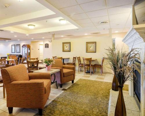 Ruang duduk di Mainstay Suites Dover