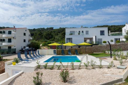 Villa mit Pool und Stühlen in der Unterkunft Apartments4friends Apartment NINA in Slatine
