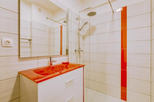bagno con lavandino rosso e doccia di Hope House - 1 Bedroom - Vilamoura a Vilamoura