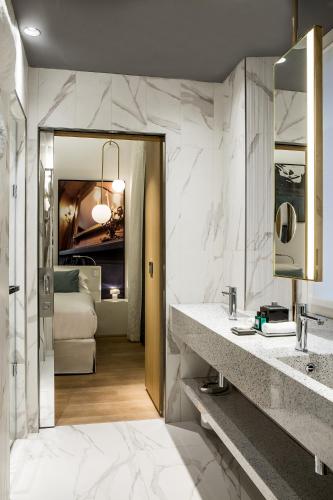 Una cama o camas en una habitación de Sofitel Roma Villa Borghese