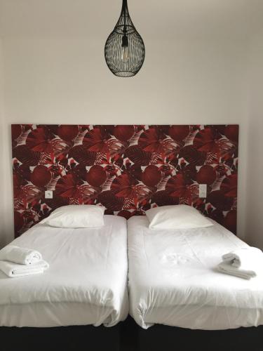 deux lits côte à côte dans une chambre dans l'établissement Les Terrasses de Bella Vista - Belle maison bord de mer, à Saint-Vincent-sur-Jard