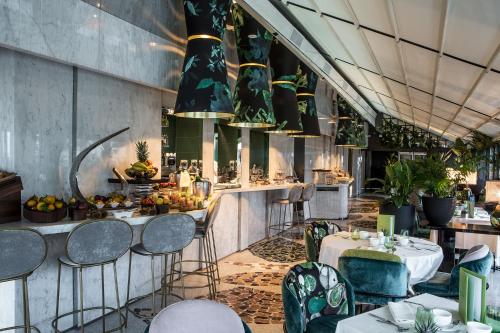 Un restaurante u otro lugar para comer en Sofitel Roma Villa Borghese