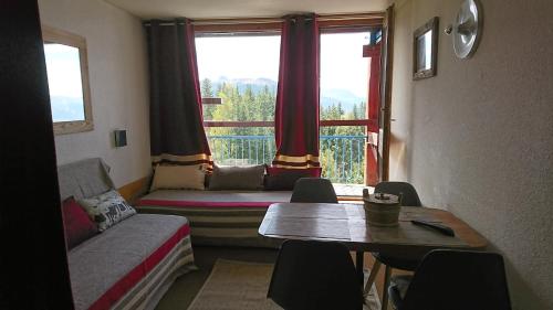 Ένα ή περισσότερα κρεβάτια σε δωμάτιο στο Bourg St Maurice les Arcs 1800 Charvet Belles Challes vue Panoramique, nature, bien être, paisible, espace