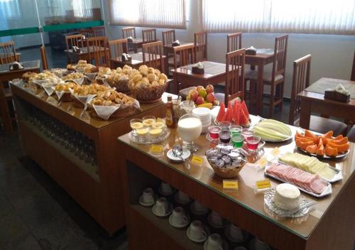 a buffet line with many different types of food at Hotel das Acacias in São Sebastião do Paraíso
