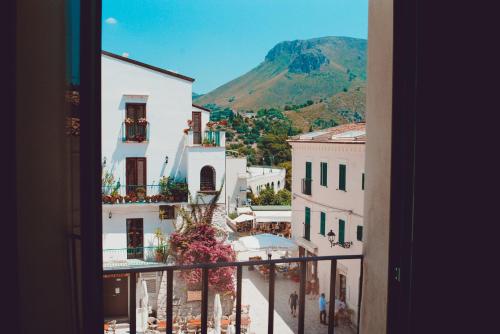 een uitzicht vanuit een raam van een stad met een berg bij Casa Cardi in Sperlonga