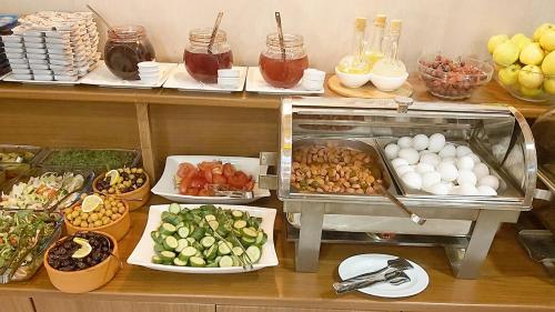 een buffet gevuld met veel verschillende soorten eten bij Sarnic Hotel & Sarnic Premier Hotel(Ottoman Mansion) in Istanbul