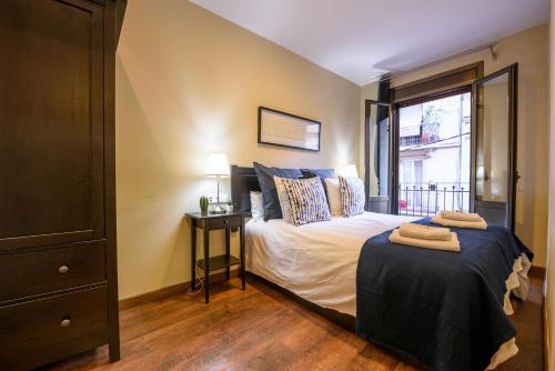 RamblasRentals Cozy Renovated 2BR with Balcony Lift 20M Rambla - Parking - Wifi