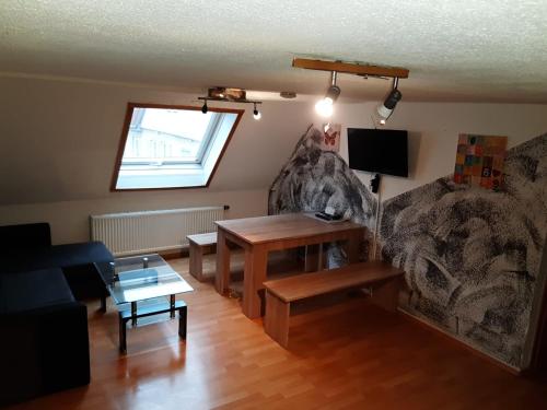 sala de estar con mesa y sofá en Apartment Öffingen 77, en Fellbach