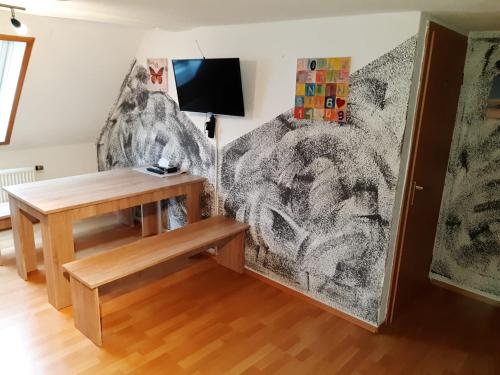 uma sala de estar com uma mesa e um sofá em Apartment Öffingen 77 em Fellbach