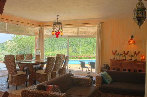 里奧馬約爾的住宿－Casa d'Aldeia，客厅配有沙发和桌椅
